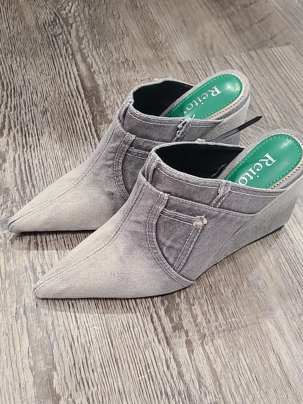 Reitoye Pointed-Toe Wedge Mules in Light Gray Size 8